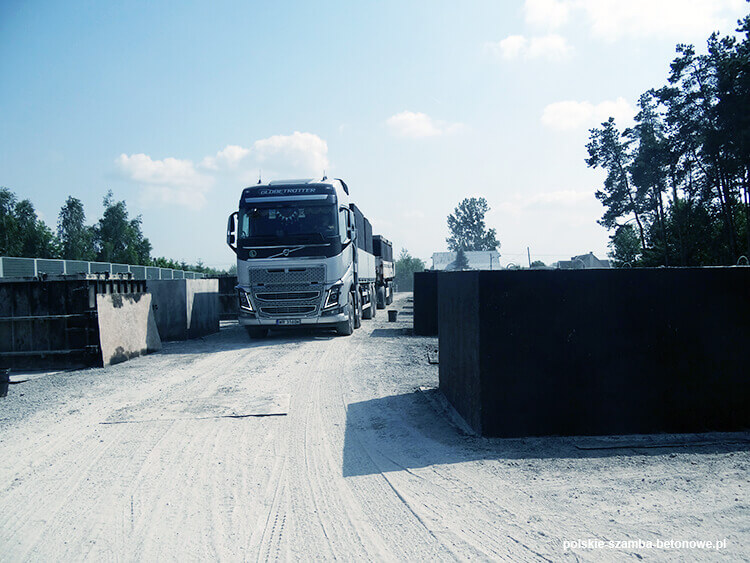 Transport szamb betonowych  w Dąbrowie Górniczej